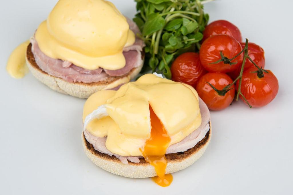 Darwin'S Townhouse Panzió Shrewsbury Kültér fotó Eggs Benedict