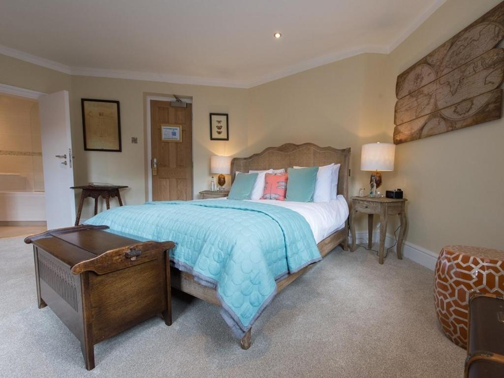 Darwin'S Townhouse Panzió Shrewsbury Kültér fotó A bedroom at The Old parsonage