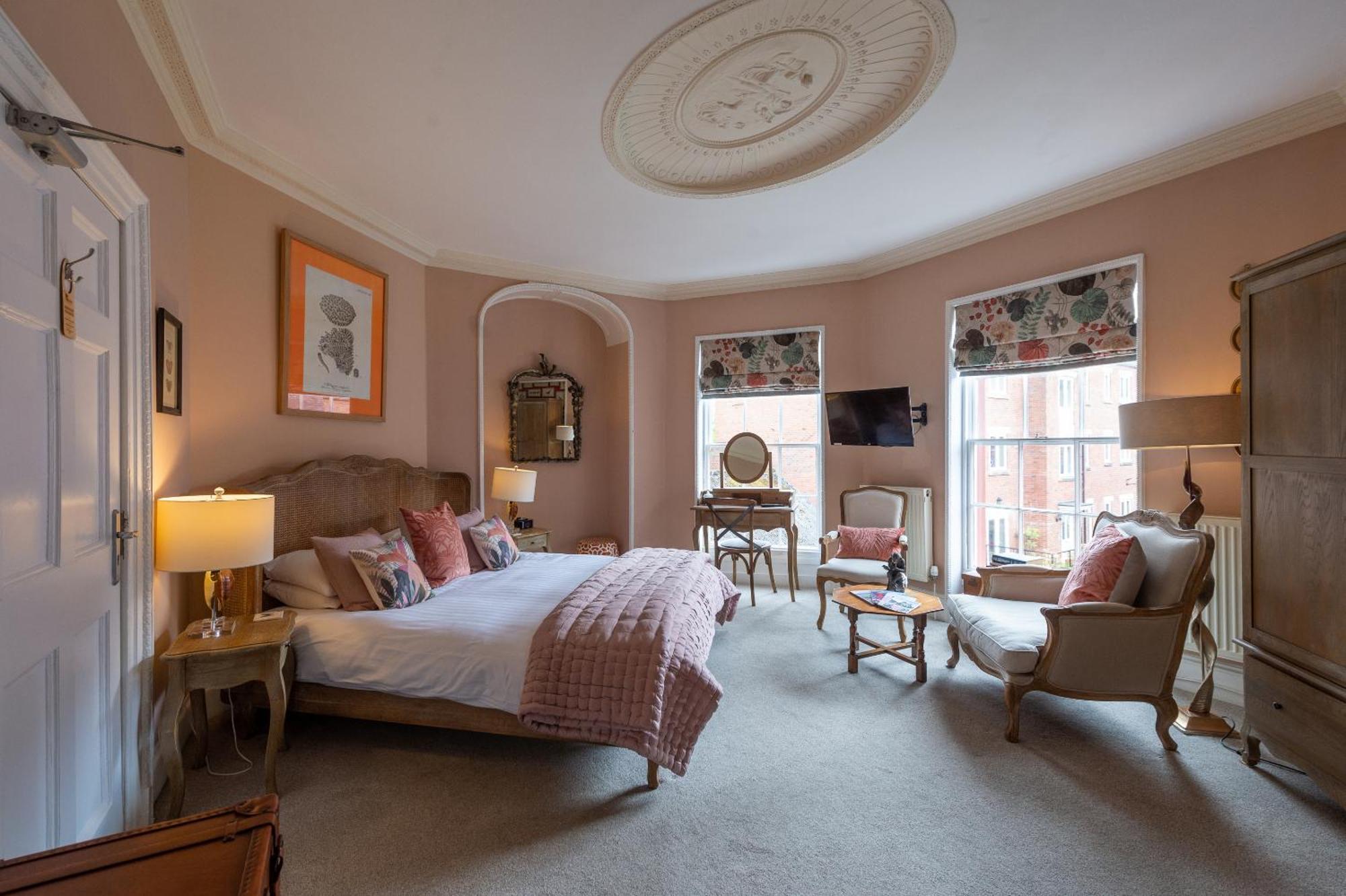 Darwin'S Townhouse Panzió Shrewsbury Kültér fotó A bedroom at The Swan
