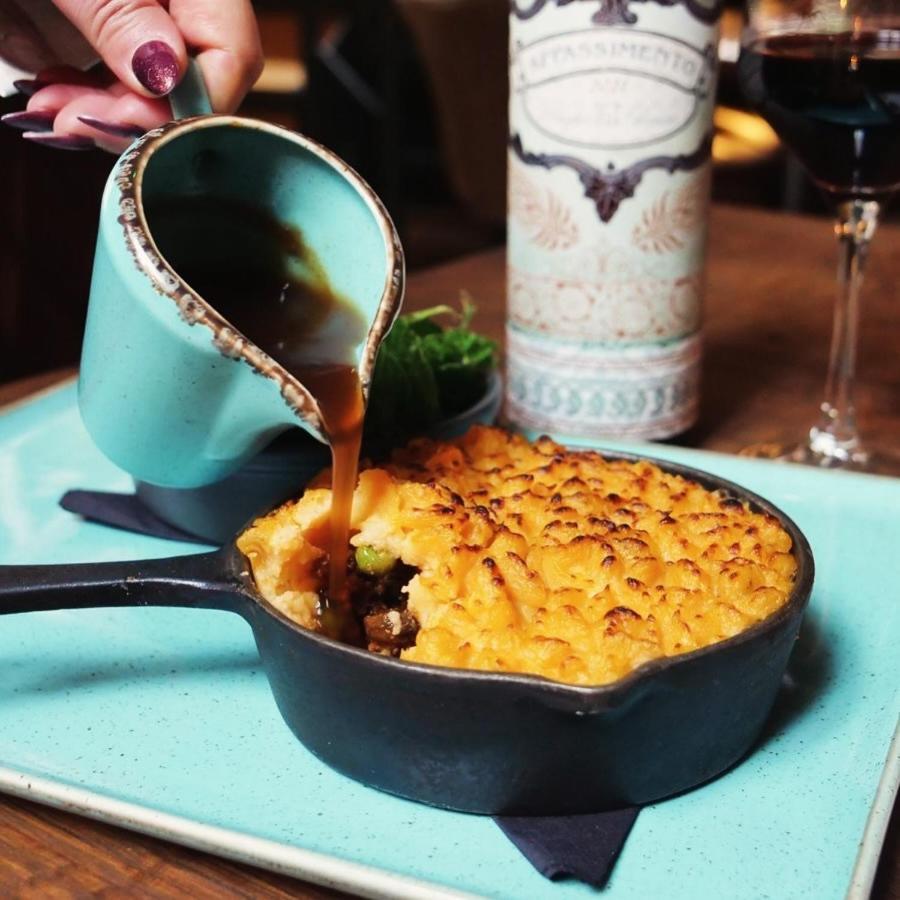 Darwin'S Townhouse Panzió Shrewsbury Kültér fotó Shepherd's pie