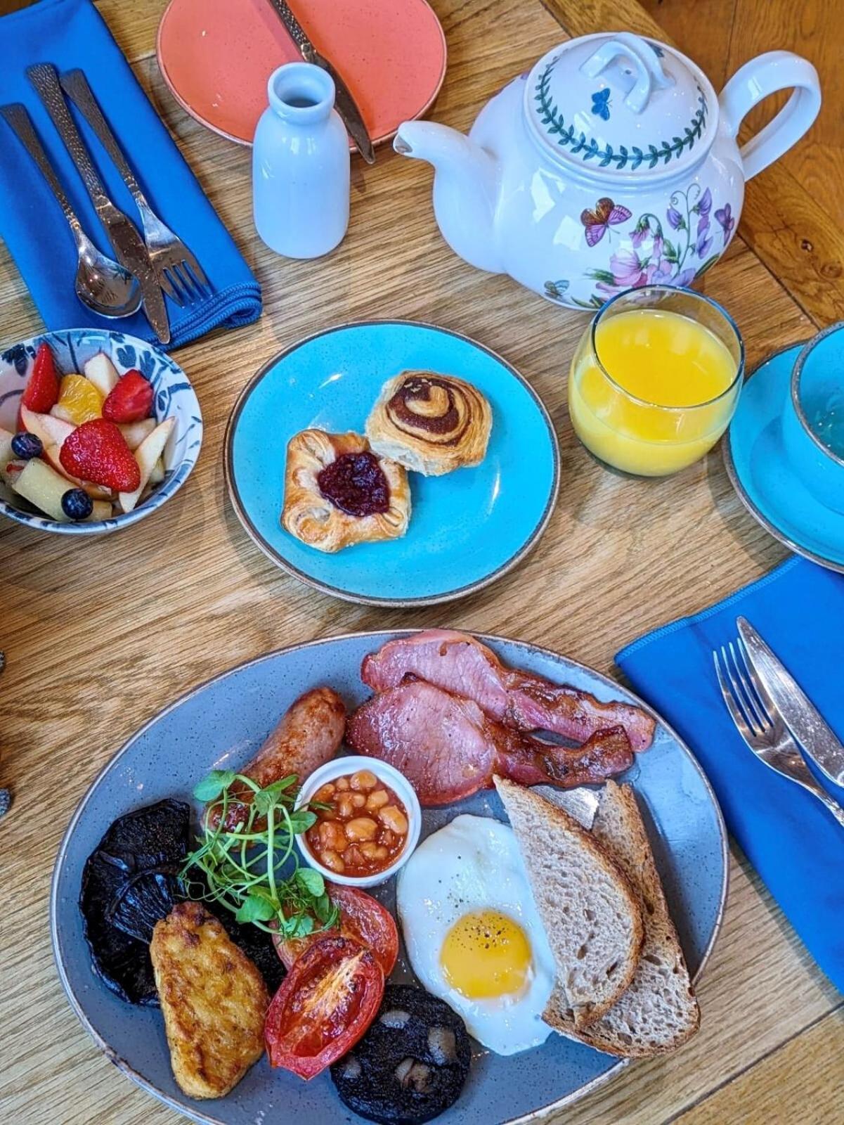 Darwin'S Townhouse Panzió Shrewsbury Kültér fotó A full English breakfast