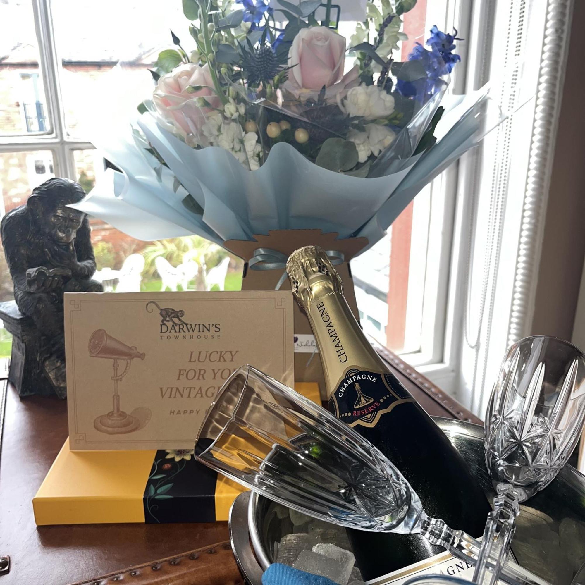 Darwin'S Townhouse Panzió Shrewsbury Kültér fotó A bottle of Dom Pérignon