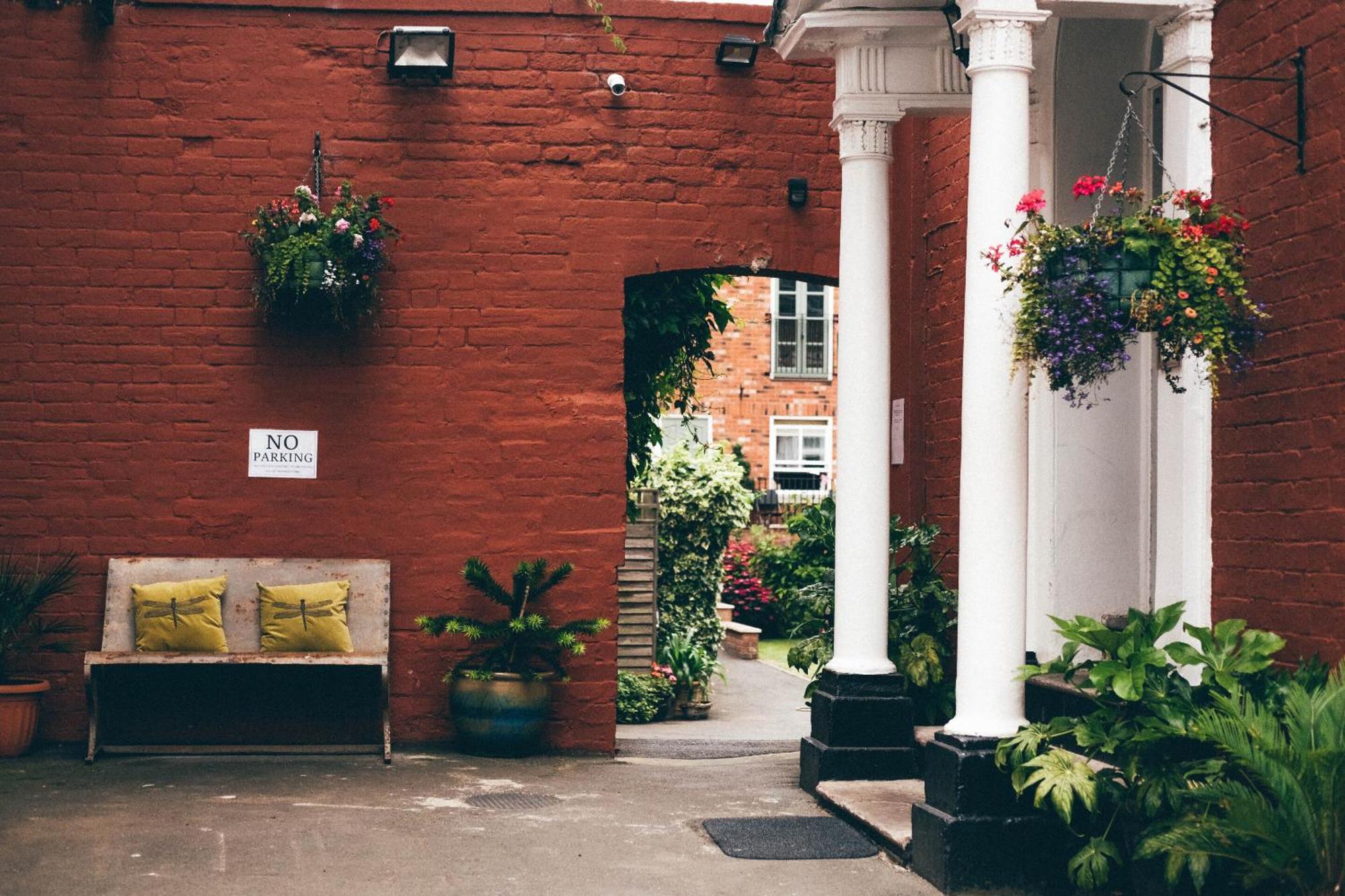 Darwin'S Townhouse Panzió Shrewsbury Kültér fotó The entrance to the courtyard of the former St. Mary's Hospital