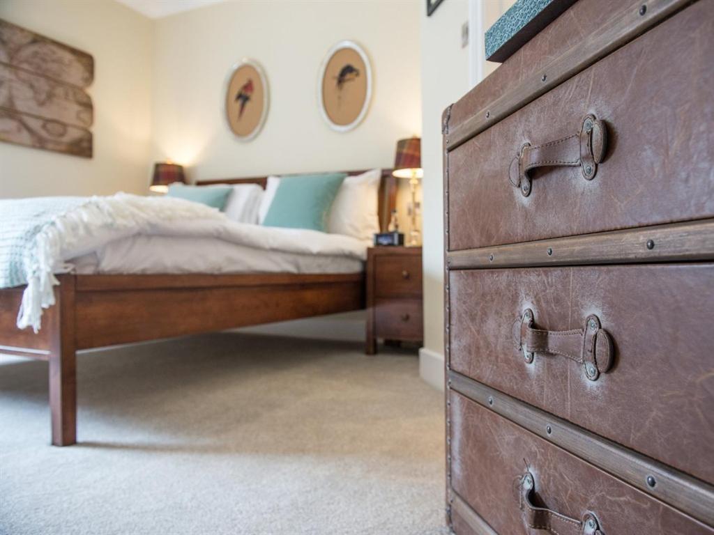 Darwin'S Townhouse Panzió Shrewsbury Szoba fotó A bedroom at The Old Post Office