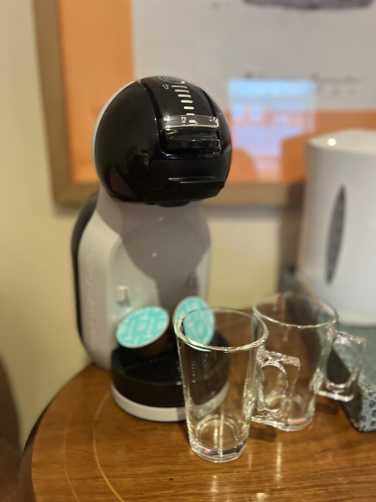 Darwin'S Townhouse Panzió Shrewsbury Szoba fotó A Dolce Gusto coffee machine