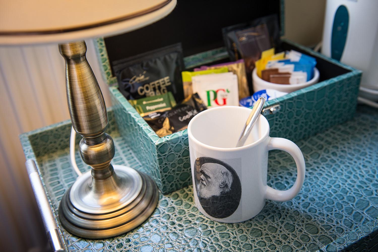 Darwin'S Townhouse Panzió Shrewsbury Szoba fotó A coffee and tea tray in a hotel room