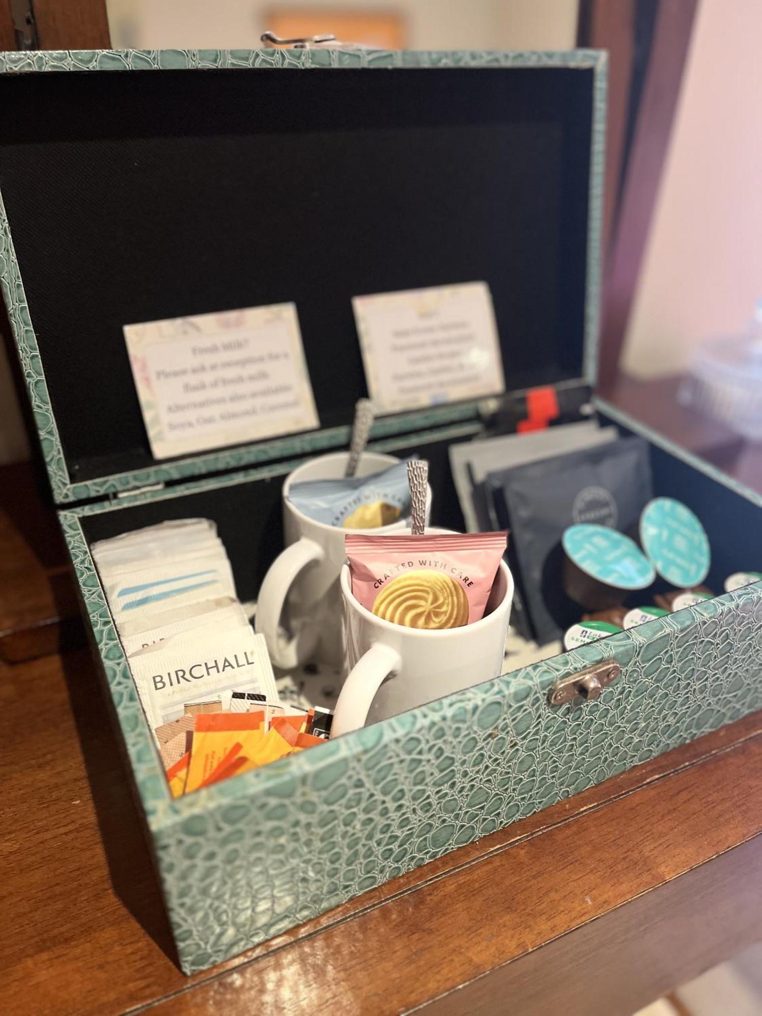 Darwin'S Townhouse Panzió Shrewsbury Szoba fotó A tea box
