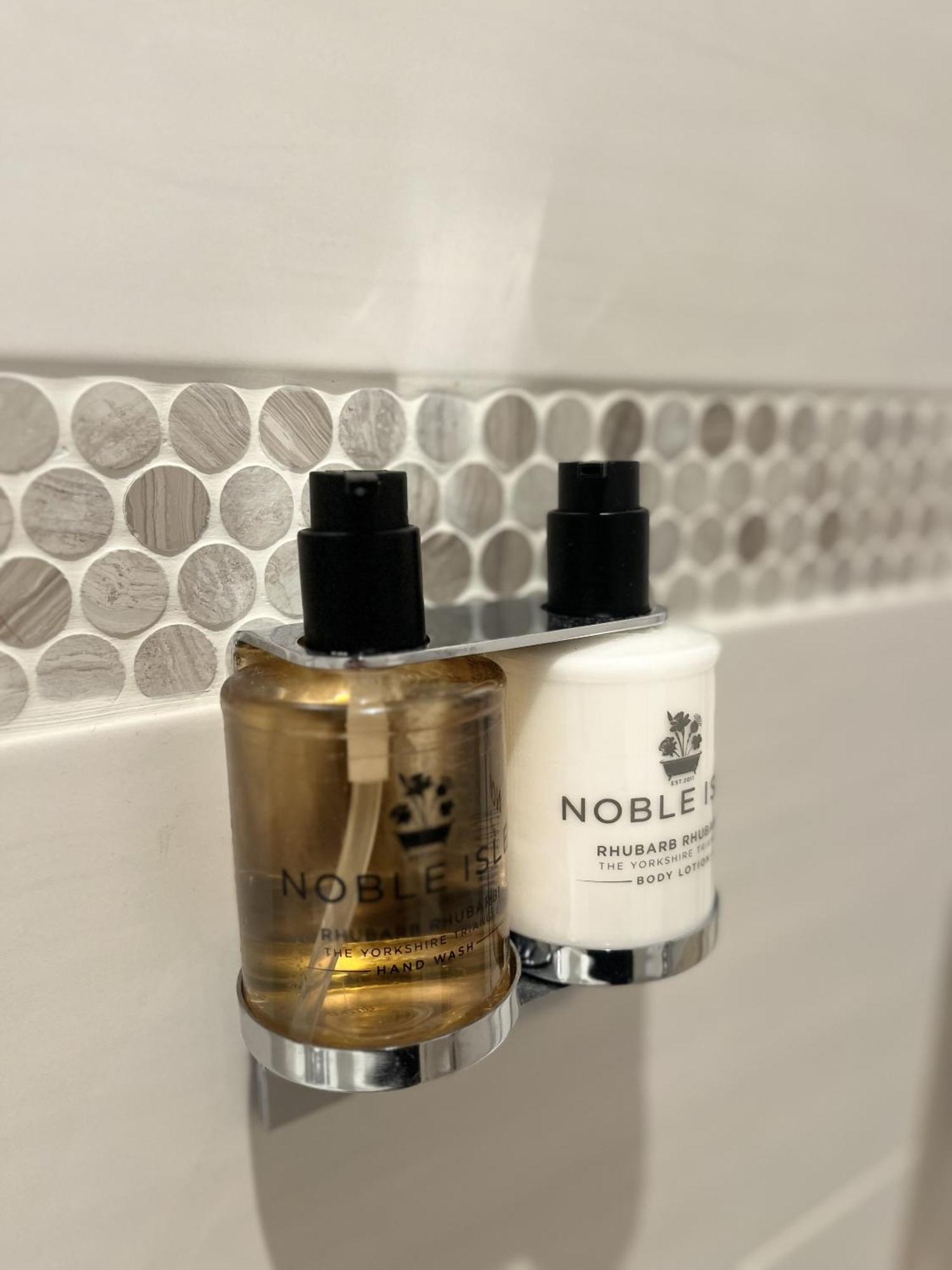 Darwin'S Townhouse Panzió Shrewsbury Szoba fotó Noble Isle products
