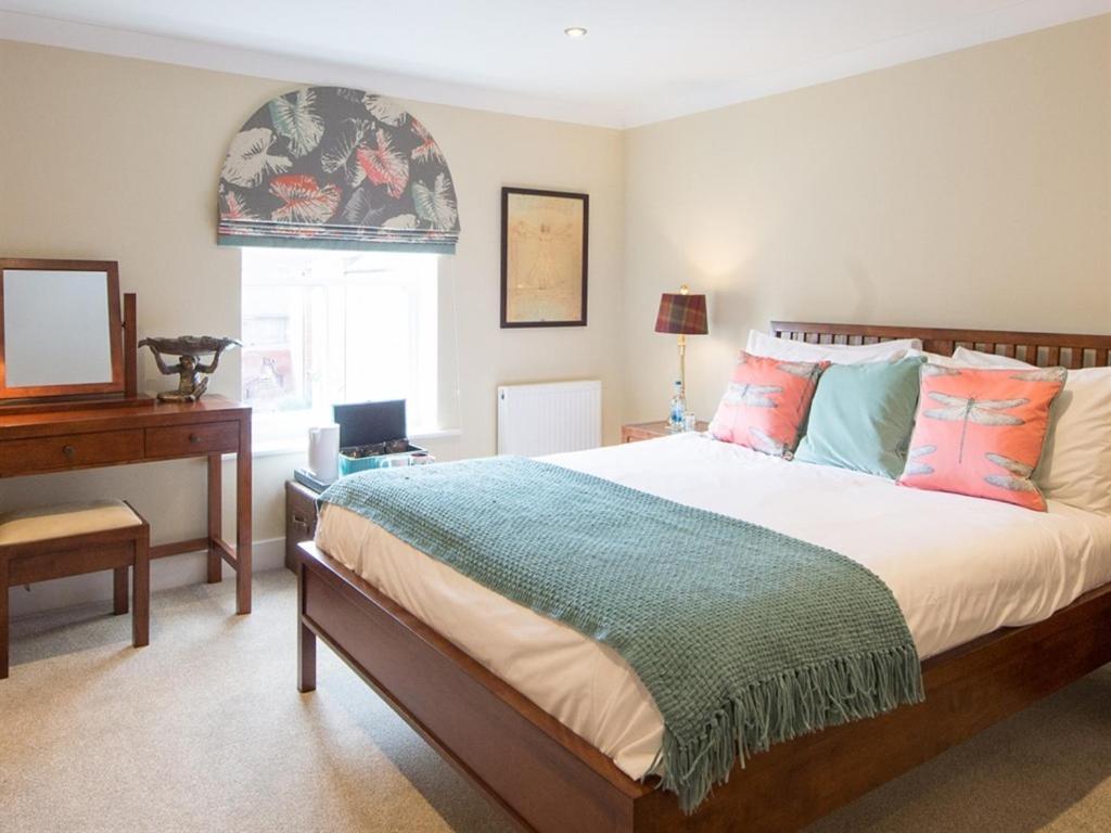 Darwin'S Townhouse Panzió Shrewsbury Szoba fotó A bedroom at The Old Vicarage