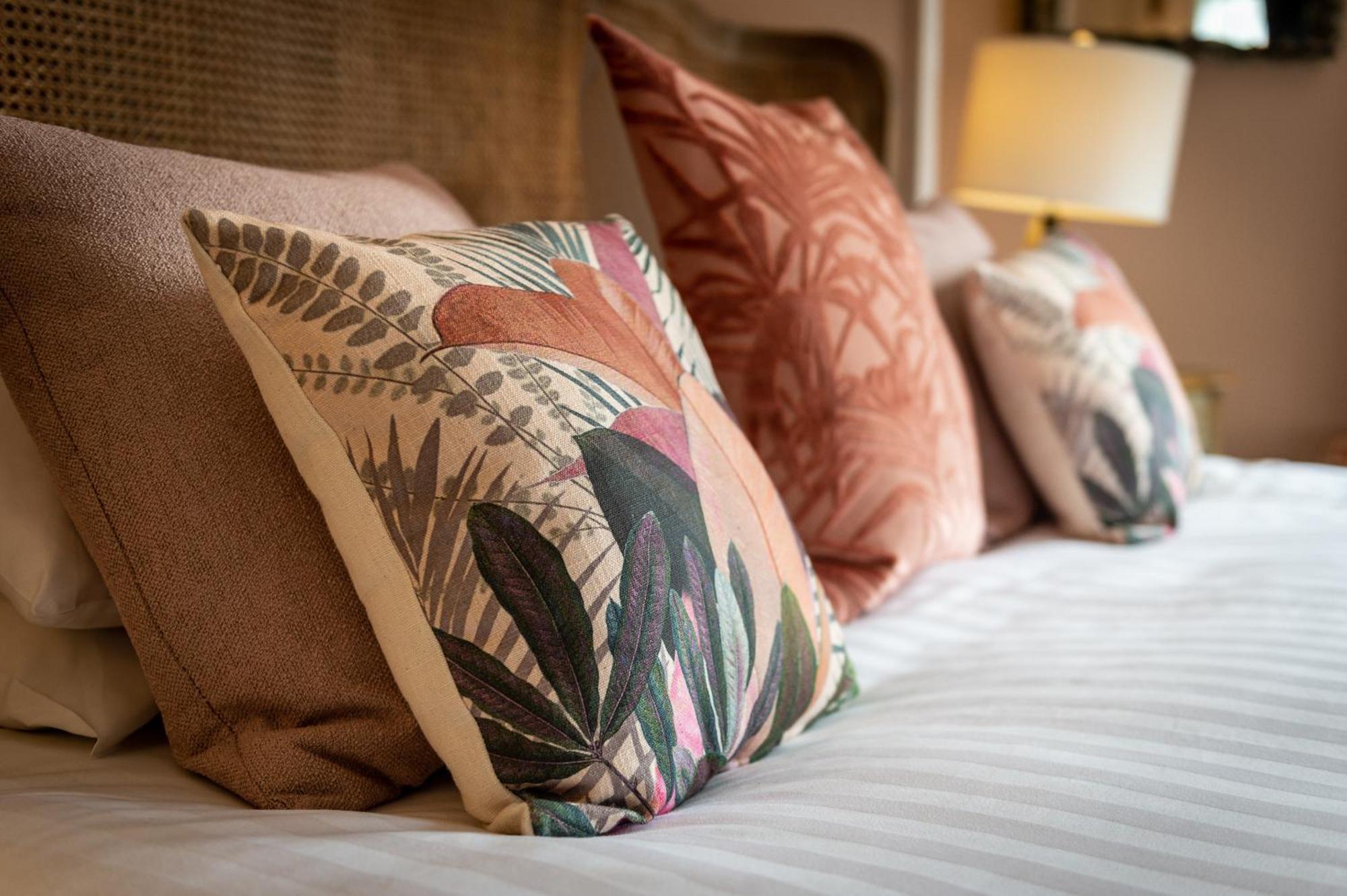Darwin'S Townhouse Panzió Shrewsbury Szoba fotó Cushions on a bed