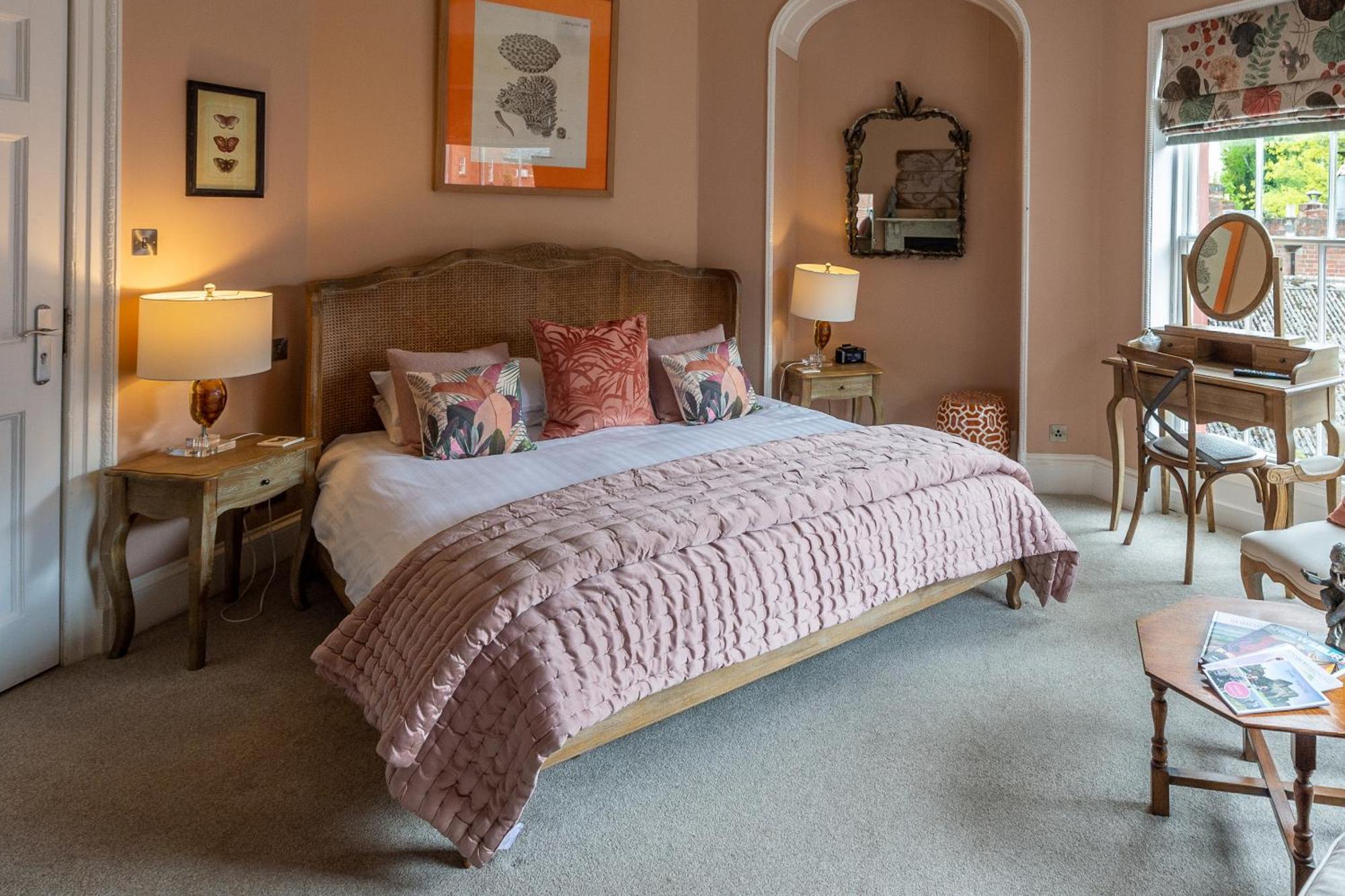 Darwin'S Townhouse Panzió Shrewsbury Szoba fotó A bedroom at The Old parsonage