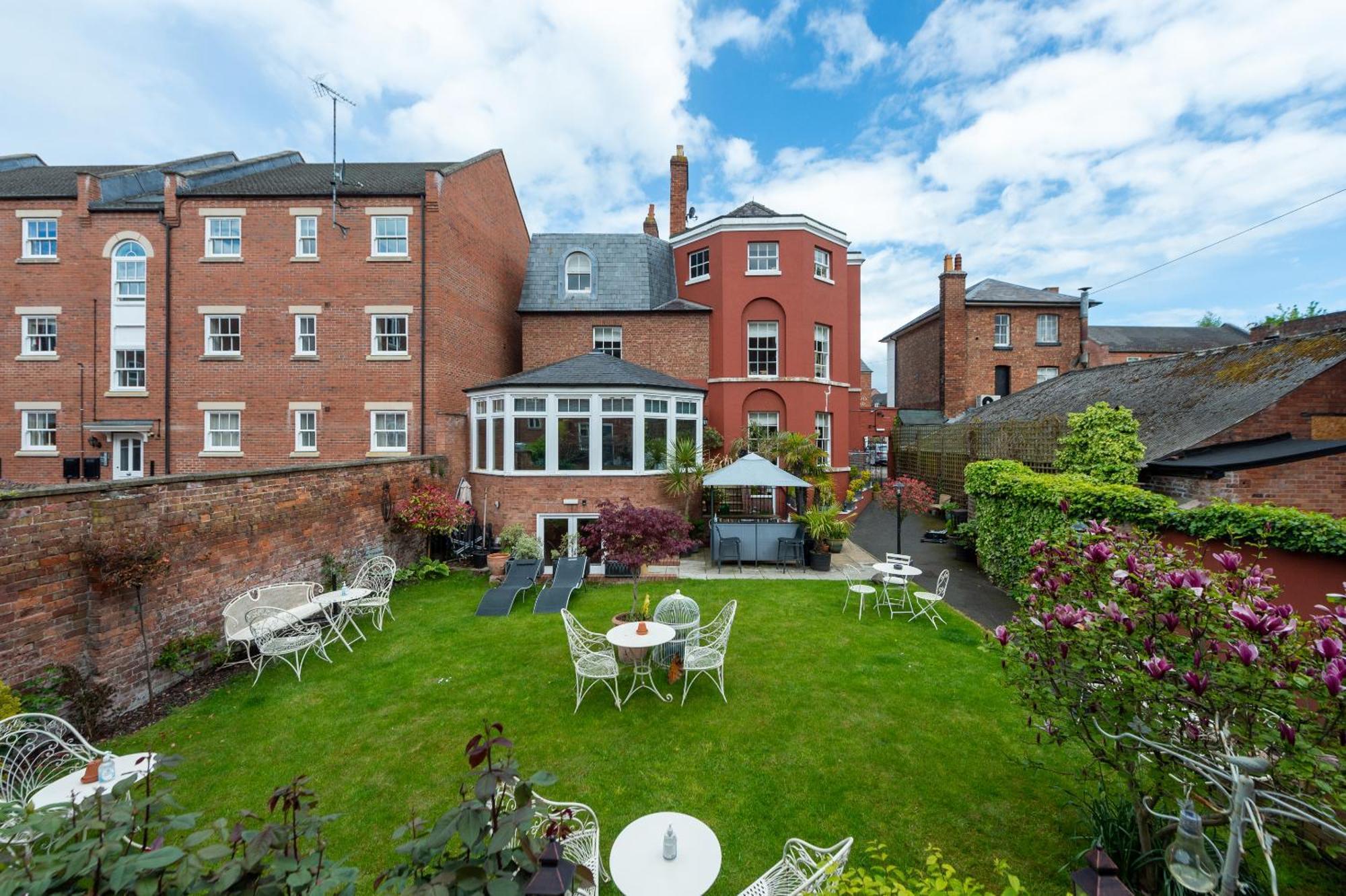 Darwin'S Townhouse Panzió Shrewsbury Szoba fotó The garden of the hotel